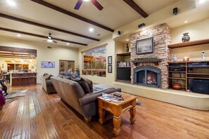 Una Smart TV, una chimenea, videojuegos, un reproductor de DVD