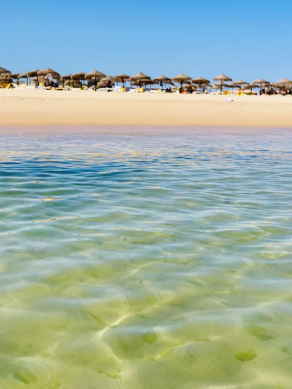 Rannalla, aurinkotuoleja