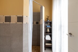 Shower, hair dryer, towels - Archeros Terrace. 1 bedroom, terrace and private pool (Sevilla)