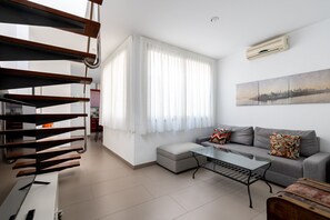 Flat-screen TV - Archeros Terrace. 1 bedroom, terrace and private pool (Sevilla)