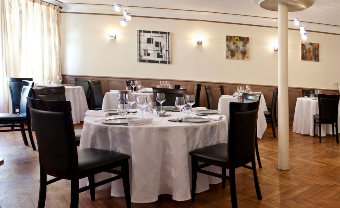 Serveert lunch, diner, regionale gerechten, buitendiner 