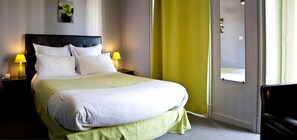 Standard-Doppelzimmer | Zimmersafe, Schreibtisch, schallisolierte Zimmer, kostenloses WLAN