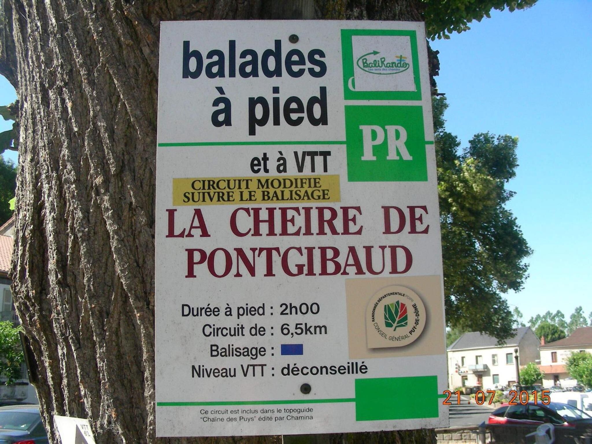 Un panneau indiquant un sentier pédestre et VTT appelé « La Cheire de Pontgibaud », d’une durée de 2 heures, d’une longueur de 6,5 km et d’un niveau de difficulté « déconseillé ».