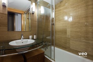 Shower, hair dryer, bidet, towels