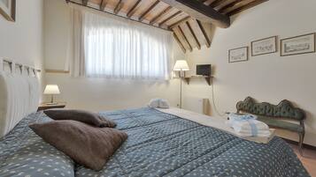 2 chambres, coffres-forts dans les chambres, fer et planche Ă repasser