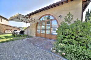 Outdoor dining - Cozy apartment for 4/5 pax in a cottage in Chianti,Wifi,Swimmingpool,AIR-CO,Chef (Poppiano)