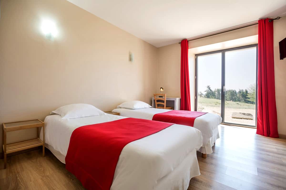 standard double room | individually decorated, individually furnished, desk, free wifi
