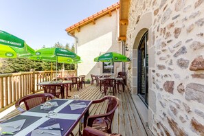 Outdoor dining - Logis Auberge des Myrtilles (Saint-Bonnet-le-Froid)