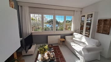 Een smart-tv en een open haard