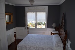 3 slaapkamers, een bureau, een strijkplank/strijkijzer, gratis wifi