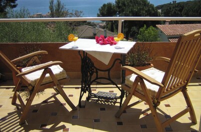 Detached house with sea views. Near Barcelona and Costa Brava.