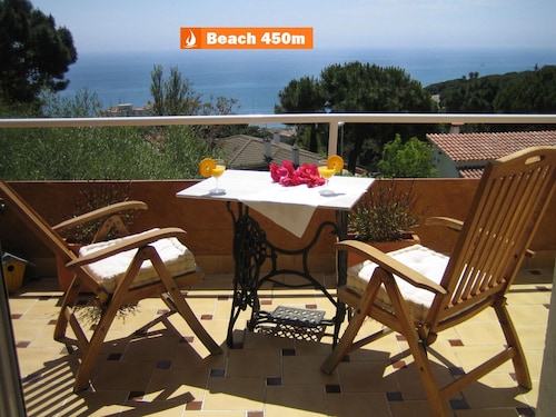 Detached house with sea views. Near Barcelona and Costa Brava.