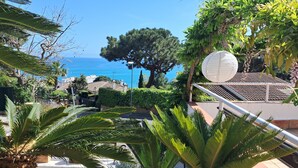 A coastal view with a large tree, a white spherical structure, and a clear blue sky. - Detached house with sea views. Near Barcelona and Costa Brava. (Sant Pol de Mar)