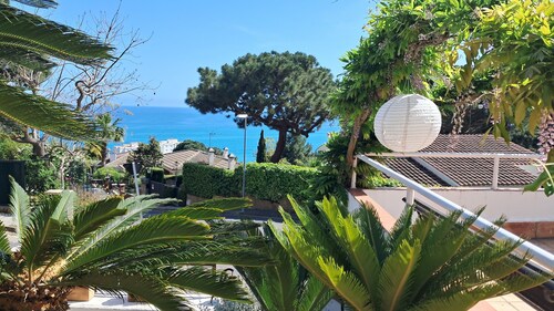 Detached house with sea views. Near Barcelona and Costa Brava.