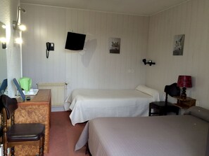 Standard Triple Room | Meja, Wi-fi percuma