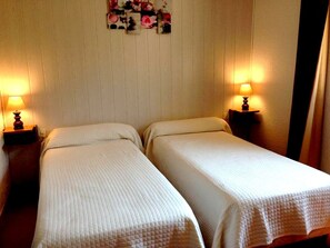Standard Twin Room | Meja, Wi-fi percuma