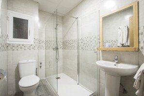 Ducha, artículos de higiene personal gratuitos y toallas
