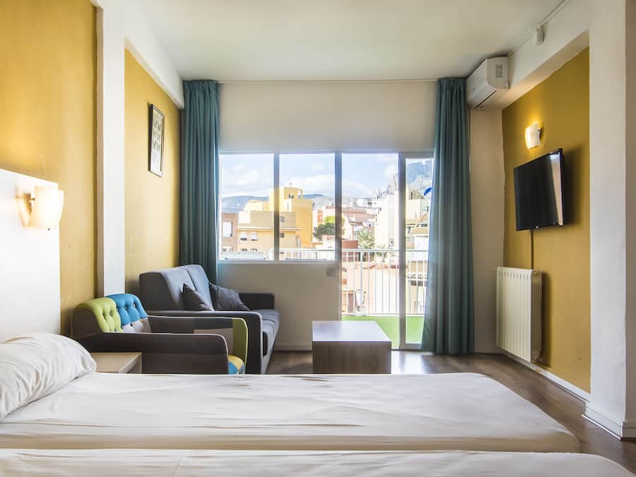 Escritorio, wifi gratis y ropa de cama