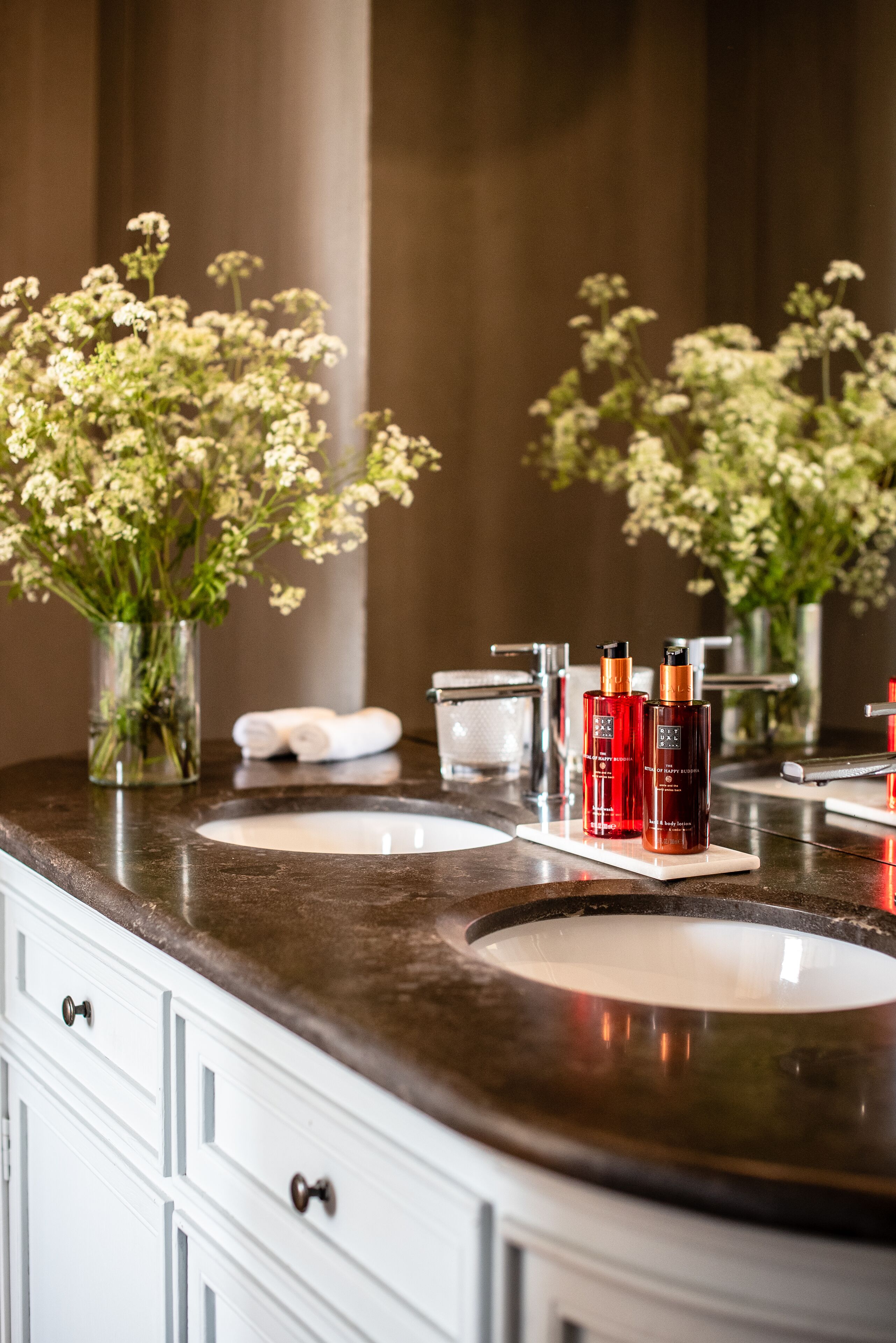 prestige | bathroom | combined shower/bathtub, free toiletries, hair dryer, bathrobes