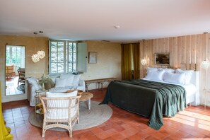 Junior suite | Luxe beddengoed, pillowtop-bedden, een minibar, een kluis op de kamer