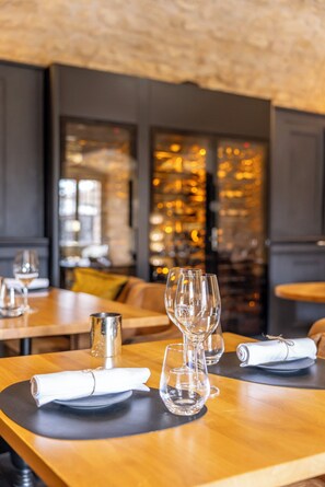 Se sirven cenas y cocina francesa