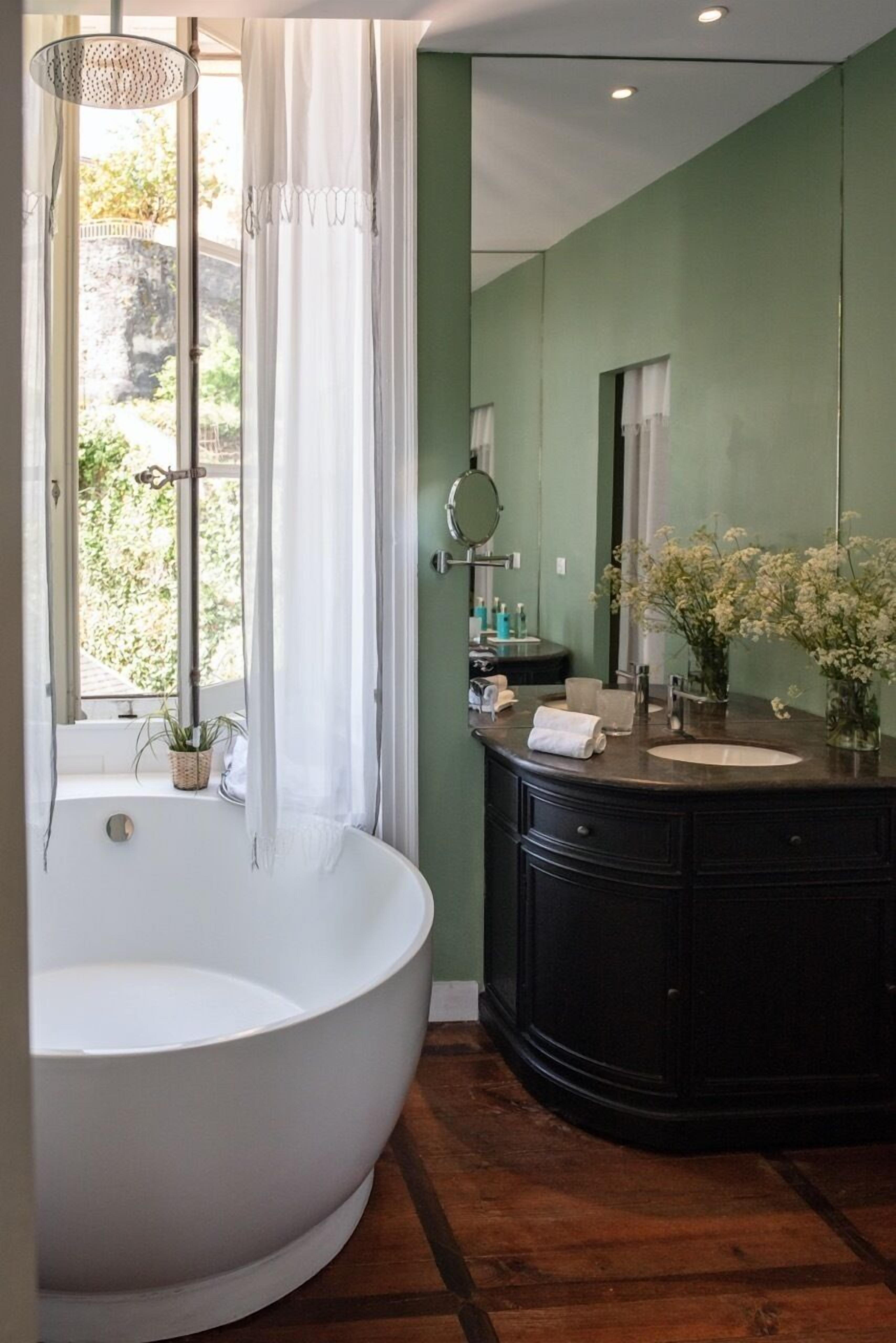 junior suite familial | bathroom | combined shower/bathtub, free toiletries, hair dryer, bathrobes