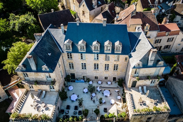 Deluxe Room, Terrace | Sängtillbehör av högsta kvalitet, bäddmadrasser och minibar