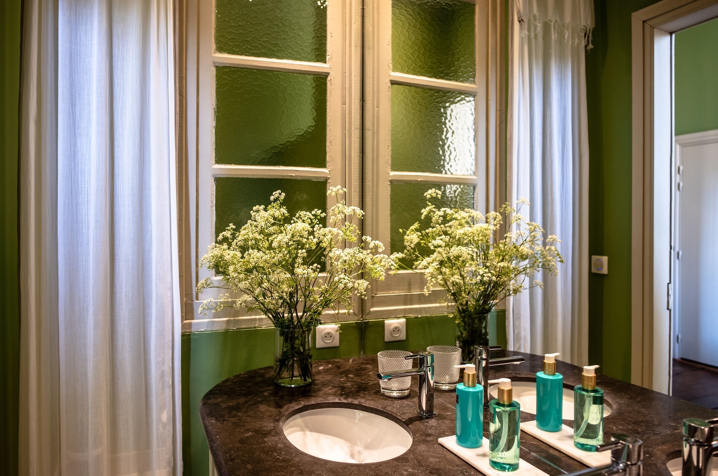 standard room | bathroom | combined shower/bathtub, free toiletries, hair dryer, bathrobes