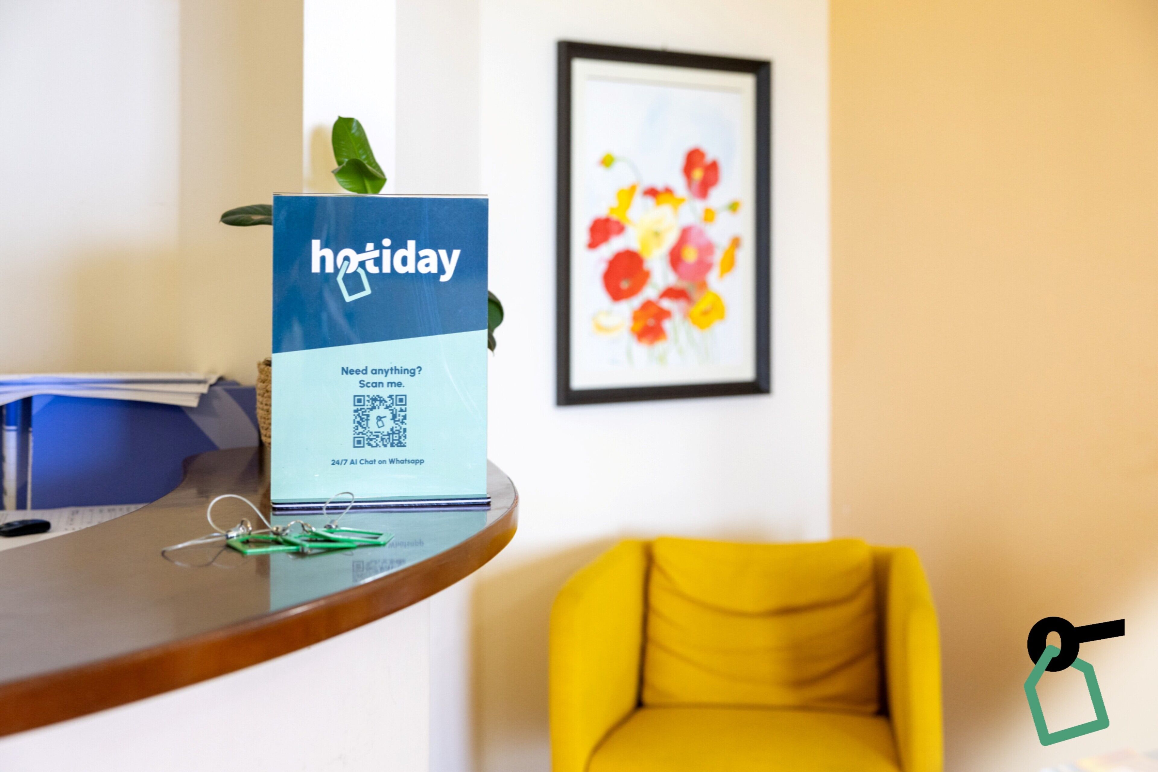 Una recepción con un letrero azul que dice 'hotday' y un código QR para escanear.