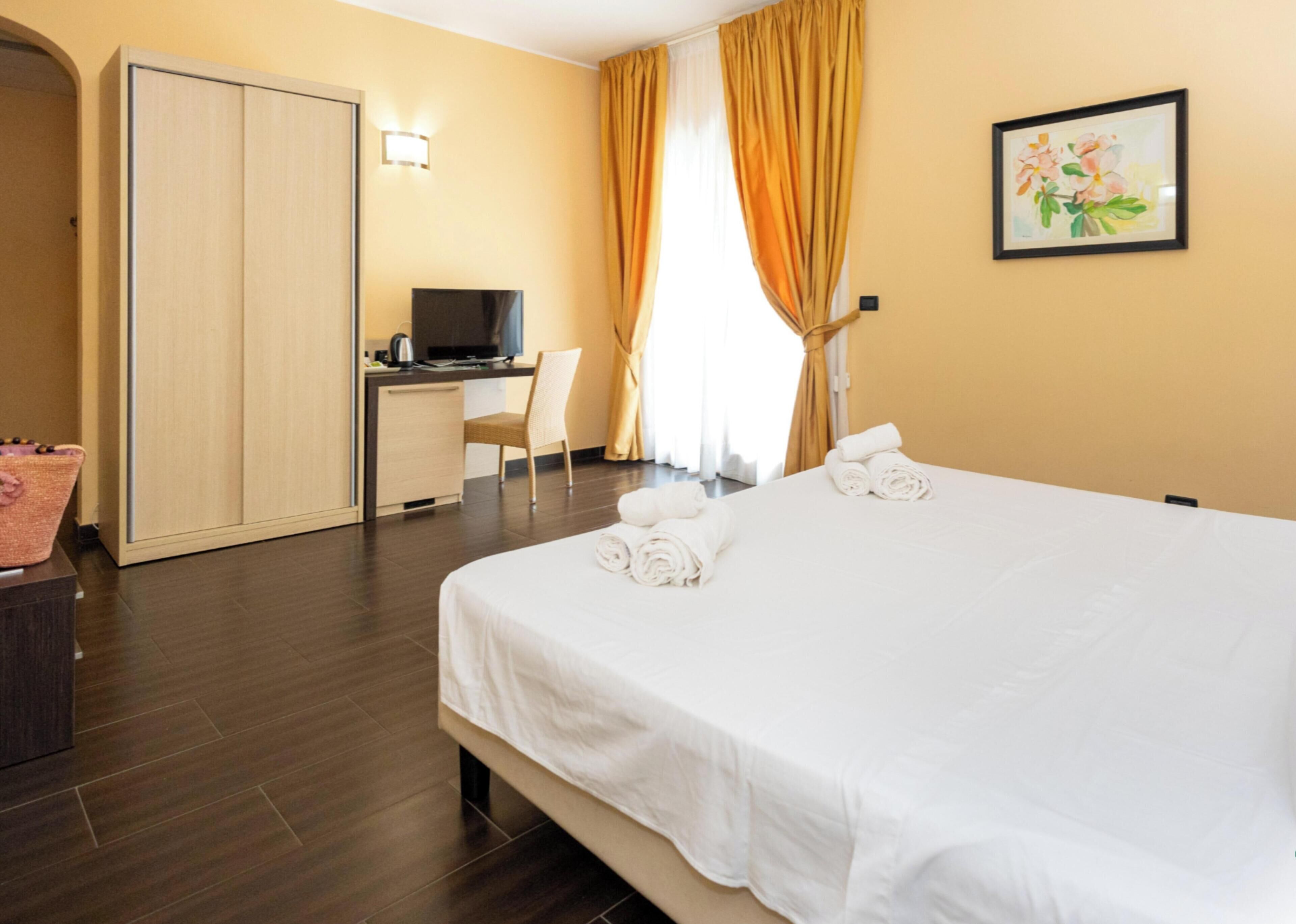 Triple Room | 1 bedroom, minibar, in-room safe, desk