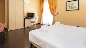 Triple Room | 1 bedroom, minibar, in-room safe, desk