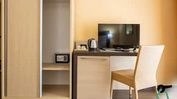 Driepersoonskamer | 1 slaapkamer, een minibar, een kluis op de kamer, een bureau