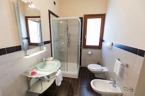 Shower, free toiletries, hair dryer, towels - Hotiday Tropea Parghelia (Parghelia)
