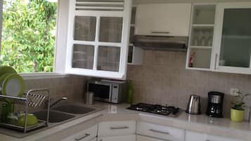 冰箱、微波炉、烤箱、炉灶