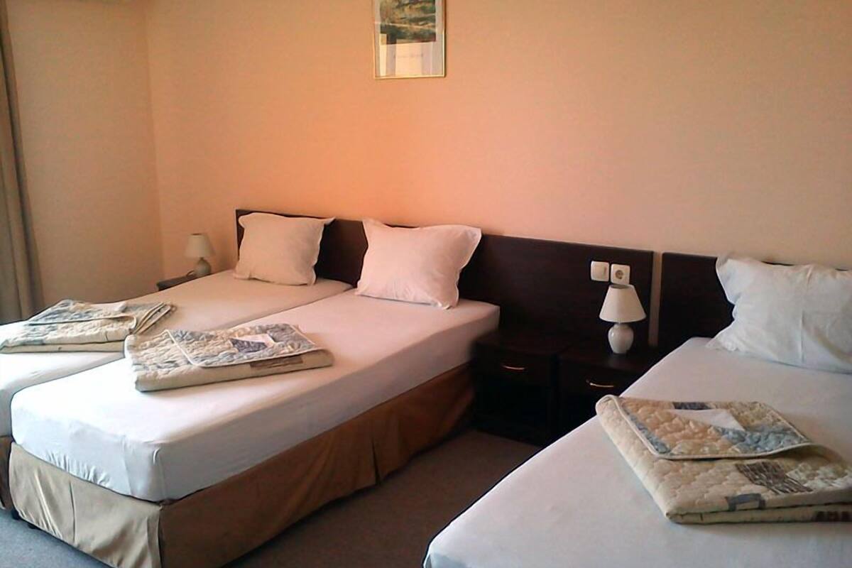 Chambre triple, balcon | Minibar, coffre-fort, lit de bébé (gratuit), lit d’appoint (supplément)