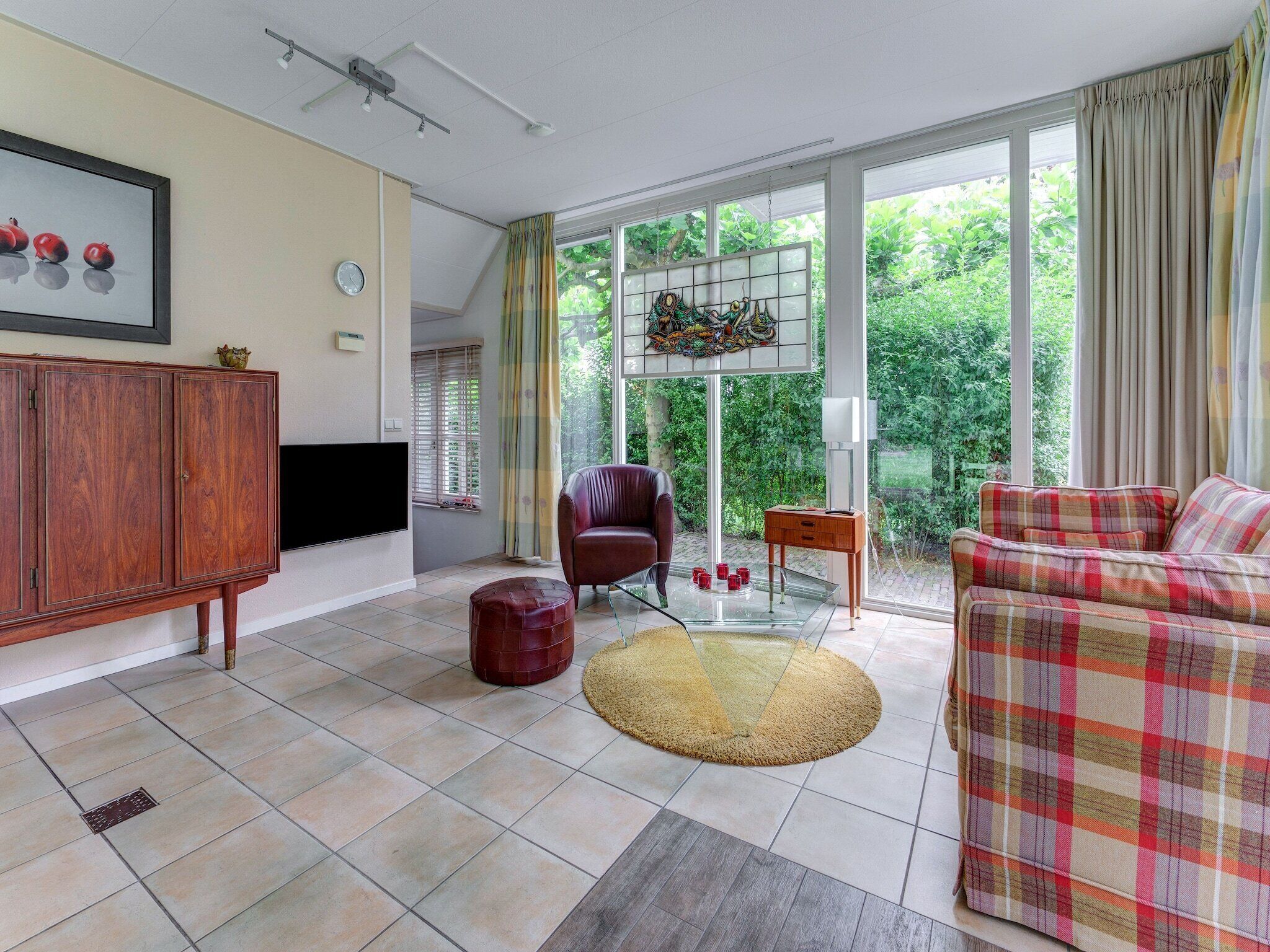 Een televisie en een tafeltennistafel