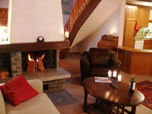 Smart TV, chimenea, reproductor de DVD, libros