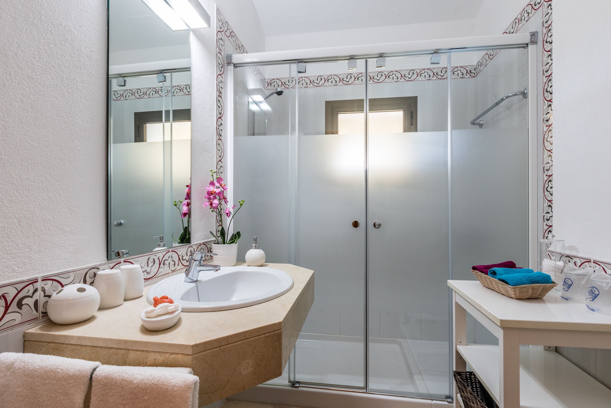 Combined shower/tub, hair dryer, towels, soap
