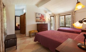 3 chambres, coffres-forts dans les chambres, fer et planche à repasser