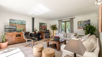 TV, fireplace, DVD player, stereo