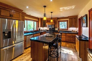 Fridge, microwave, oven, stovetop - Waterfall Lodge near Yosemite. Playground, Hot Tub (Oakhurst)