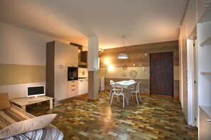Appartamento, 1 camera da letto | Area soggiorno | TV a schermo piatto