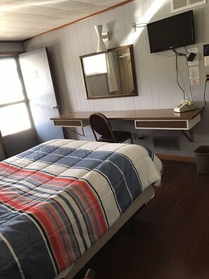 Standard Room, 1 Double Bed, Non Smoking | Desk, free WiFi, bed sheets - Melody Motor Lodge (Connellsville)