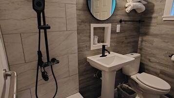 Standard Room, 1 Queen Bed, Non Smoking | Bathroom shower