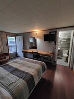 Escritorio, wifi gratis, ropa de cama