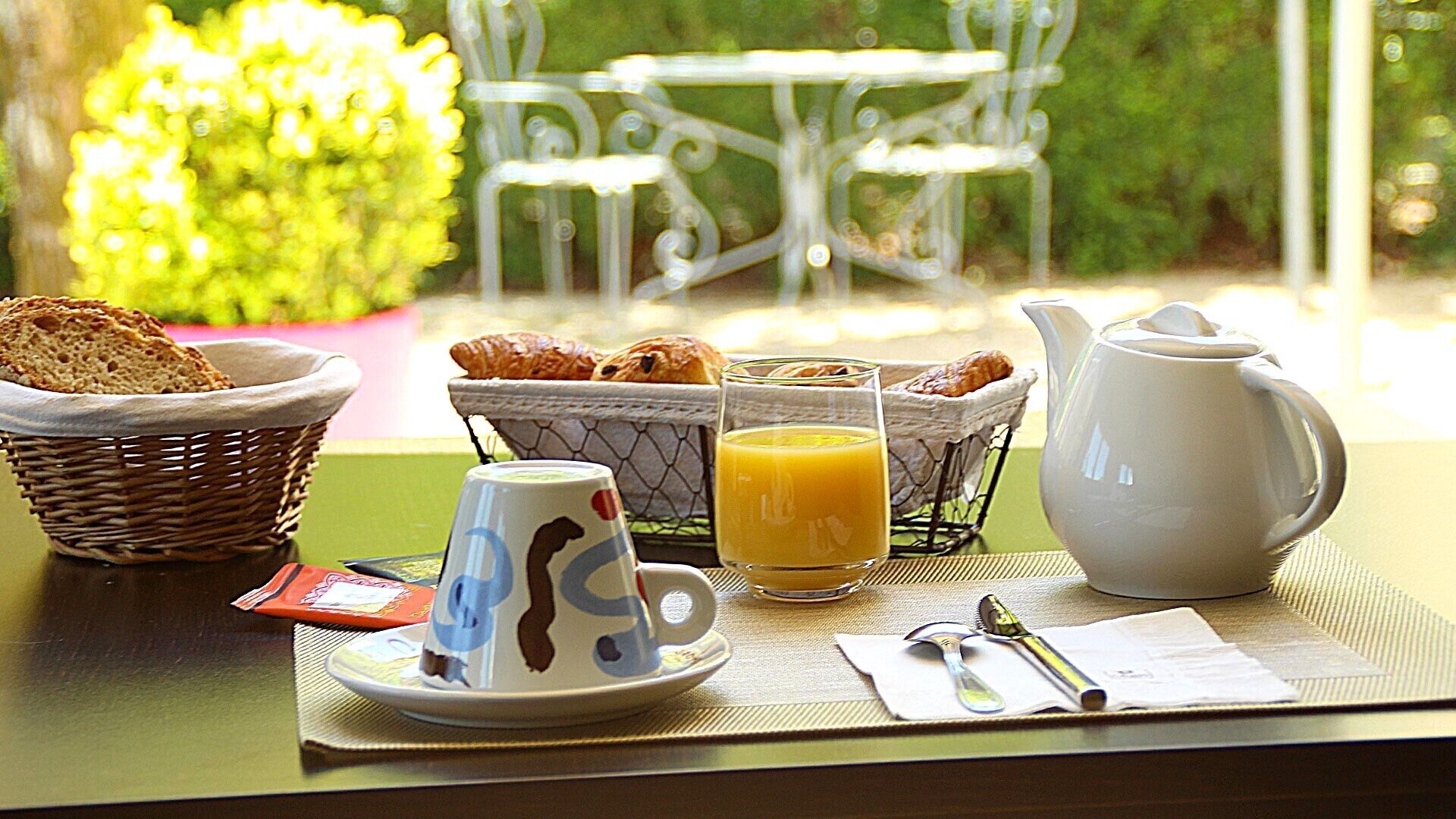 daily buffet breakfast (eur 11 per person)