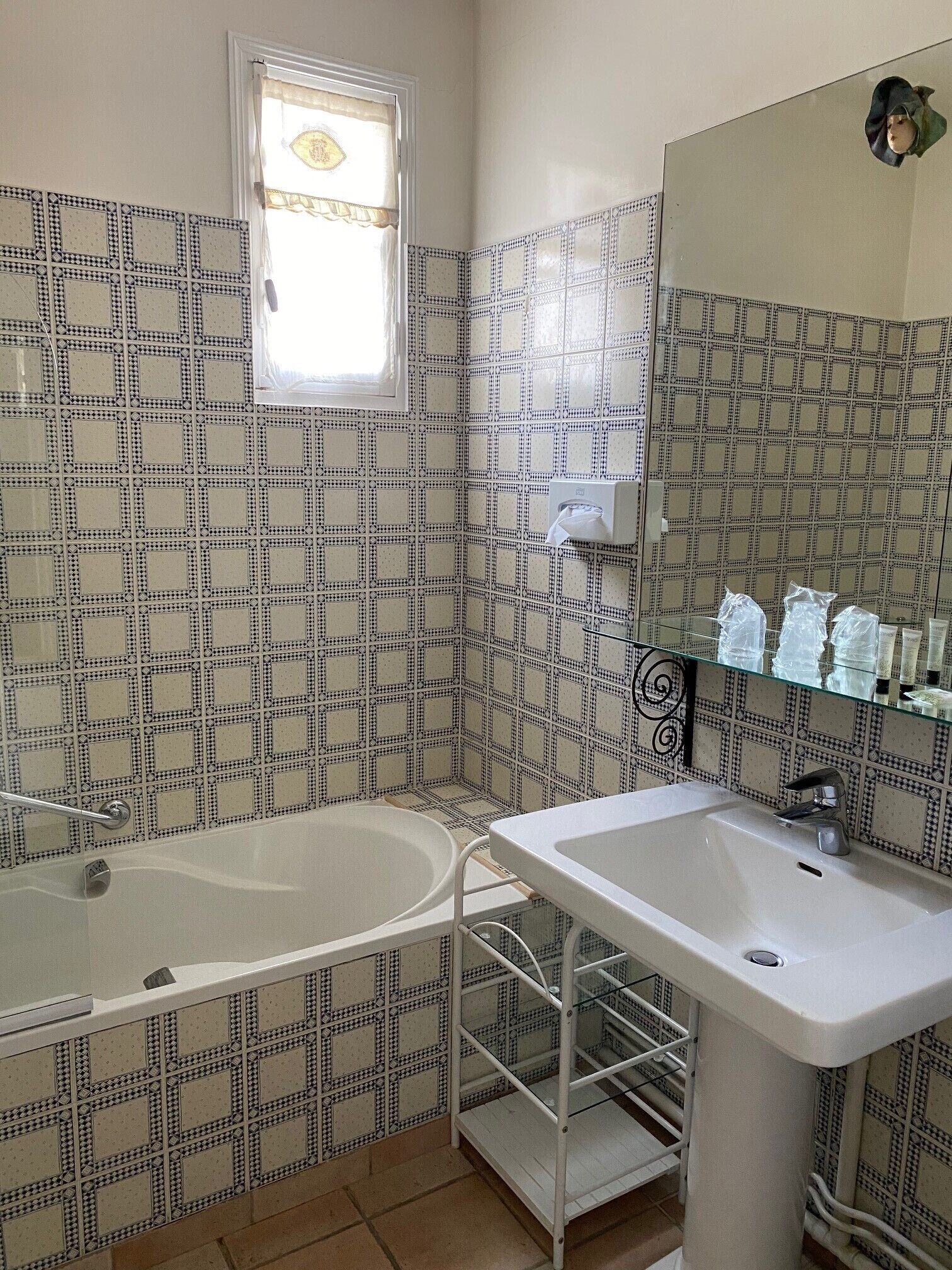 Un baño con bañera, lavamanos y espejo.