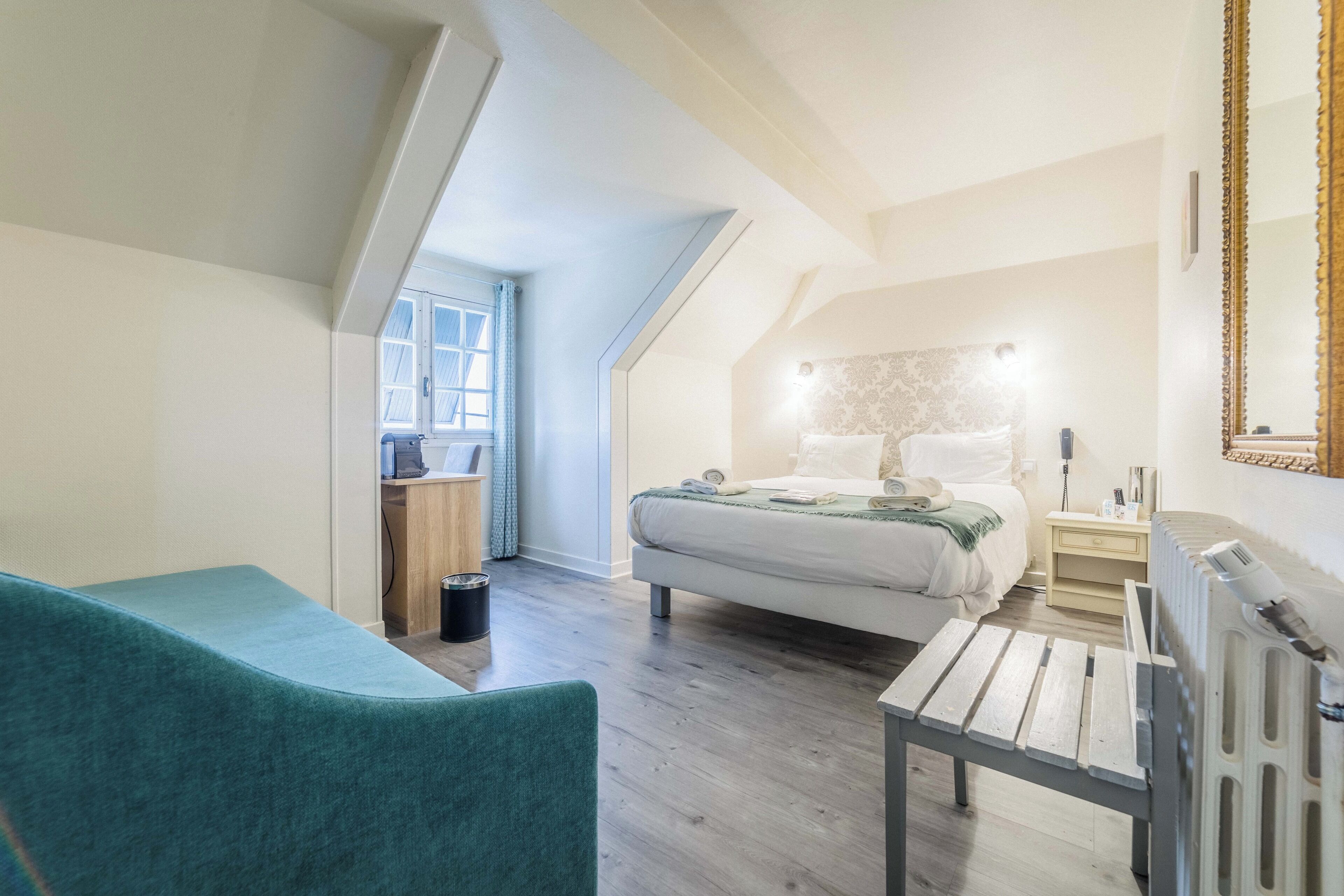 comfort triple room | 1 bedroom, desk, free wifi, bed sheets