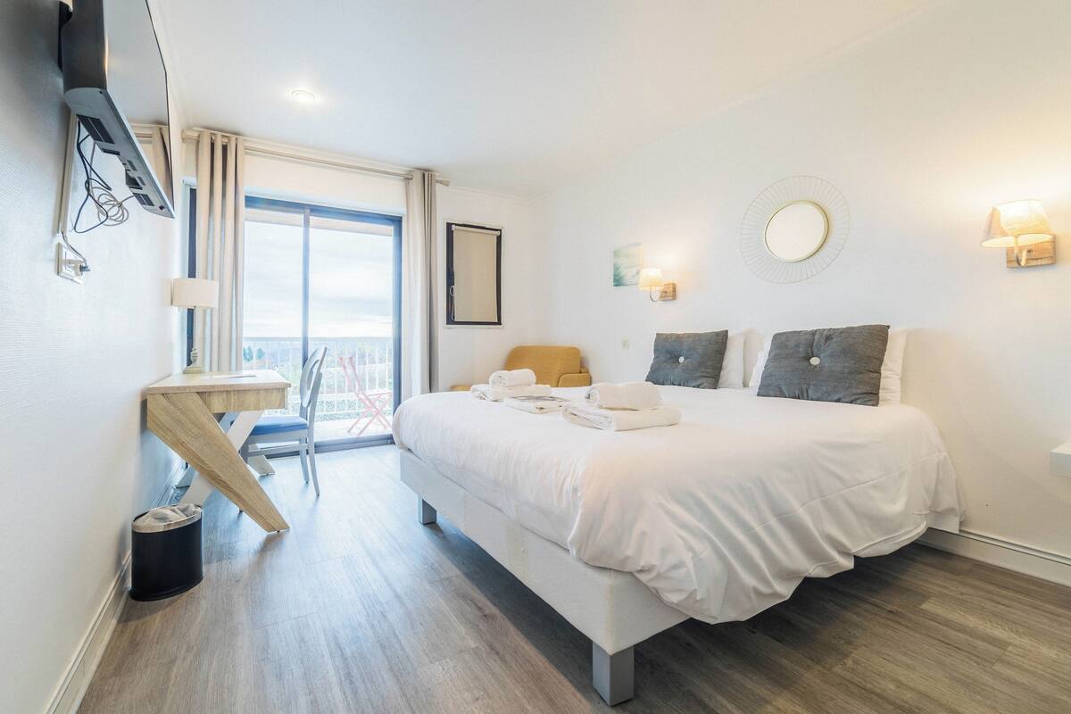 comfort triple room | 1 bedroom, desk, free wifi, bed sheets