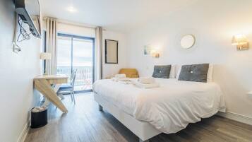 Habitación triple Confort | Escritorio, wifi gratis y ropa de cama